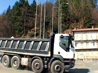 Ancora tir nel centro abitato di Luserna